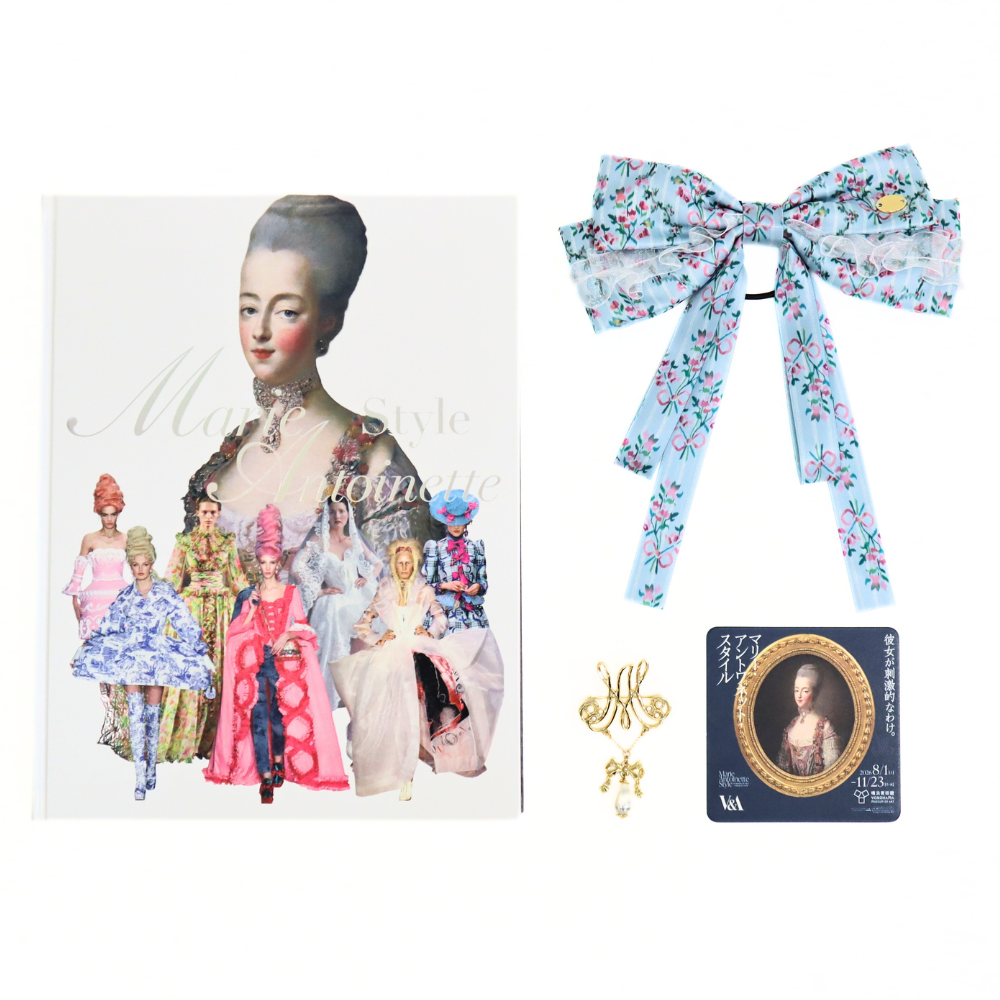 「マリー・アントワネット・スタイル」Bセット(図録1冊、ブローチ・リボンヘアアクセサリー各1点)【特典コースター付き】